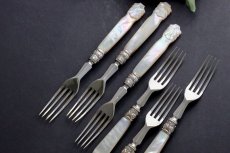 画像2: 純銀製(925)1877年　白蝶貝ハンドル　デザートフォーク6本セット (2)