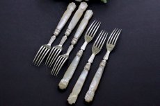 画像3: 純銀製(925)1877年　白蝶貝ハンドル　デザートフォーク6本セット (3)