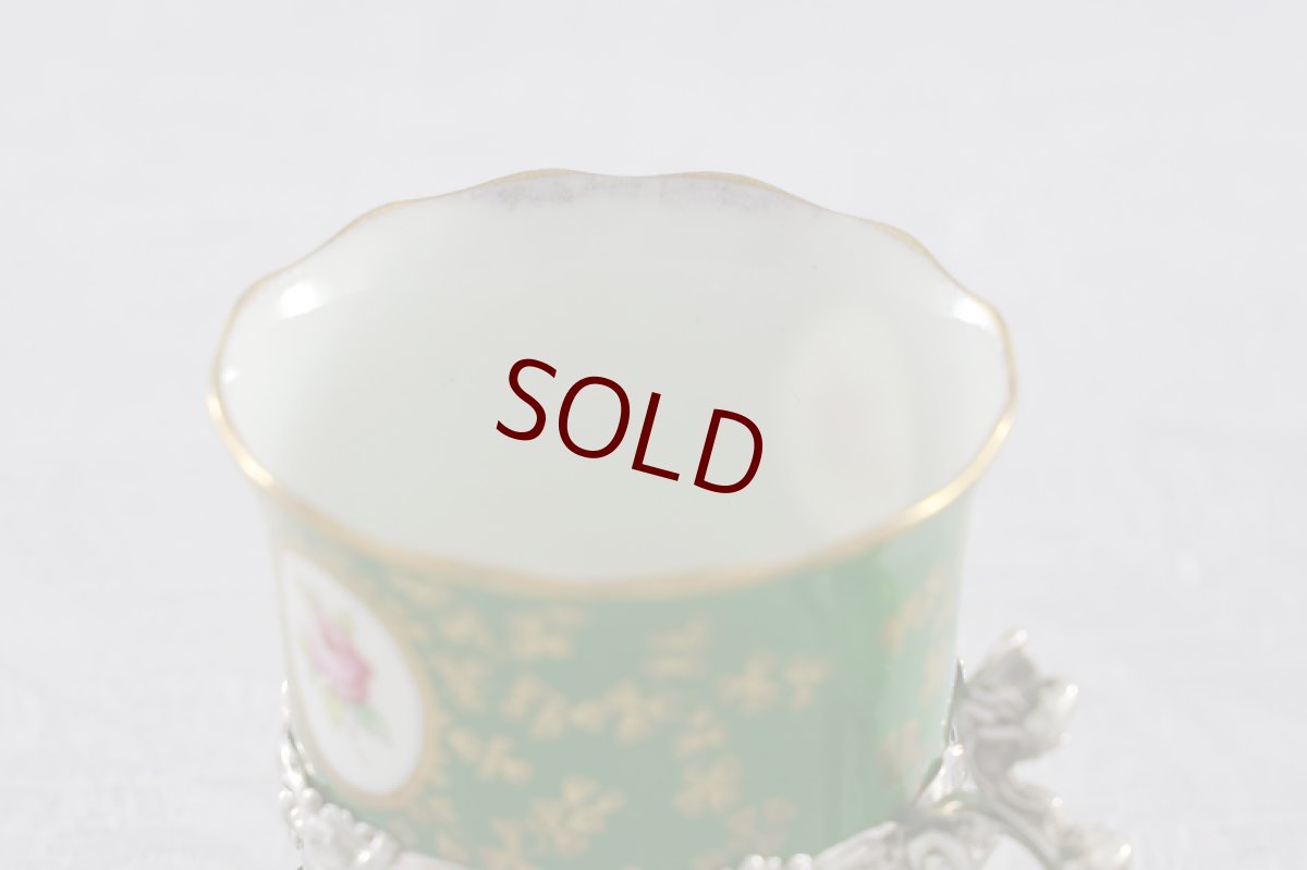 金彩がにじんだと思われる小さなシミがあります