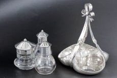 画像2: 純銀製(925)　1881年　ヴィクトリアン　リボントップ　純銀と手彫りグラスのクリュエットセット (2)