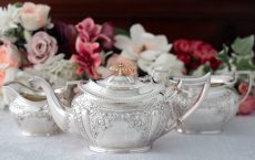 画像1: シルバープレート製　ヴィクトリア時代後期お花とスクロールの打ち出し彫刻　ティー3点セット (1)
