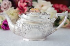 画像2: シルバープレート製　ヴィクトリア時代後期お花とスクロールの打ち出し彫刻　ティー3点セット (2)