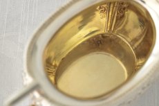 画像10: シルバープレート製　ヴィクトリア時代後期お花とスクロールの打ち出し彫刻　ティー3点セット (10)