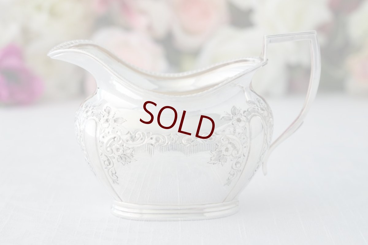 画像11: シルバープレート製　ヴィクトリア時代後期お花とスクロールの打ち出し彫刻　ティー3点セット (11)