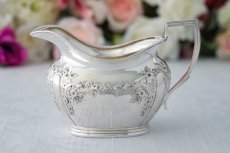 画像11: シルバープレート製　ヴィクトリア時代後期お花とスクロールの打ち出し彫刻　ティー3点セット (11)