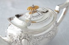 画像6: シルバープレート製　ヴィクトリア時代後期お花とスクロールの打ち出し彫刻　ティー3点セット (6)