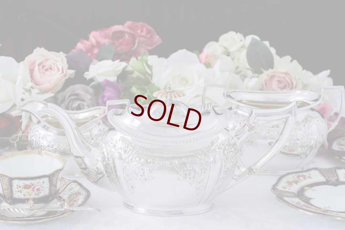 画像13: シルバープレート製　ヴィクトリア時代後期お花とスクロールの打ち出し彫刻　ティー3点セット (13)