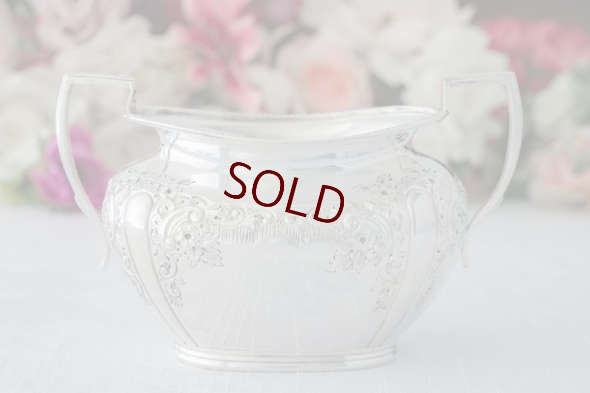 画像8: シルバープレート製　ヴィクトリア時代後期お花とスクロールの打ち出し彫刻　ティー3点セット (8)