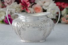 画像8: シルバープレート製　ヴィクトリア時代後期お花とスクロールの打ち出し彫刻　ティー3点セット (8)