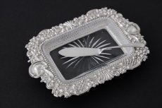 画像2: 純銀製（925）1898年　ロココ調　打ち出し彫刻　カットグラス　バターディッシュ (2)