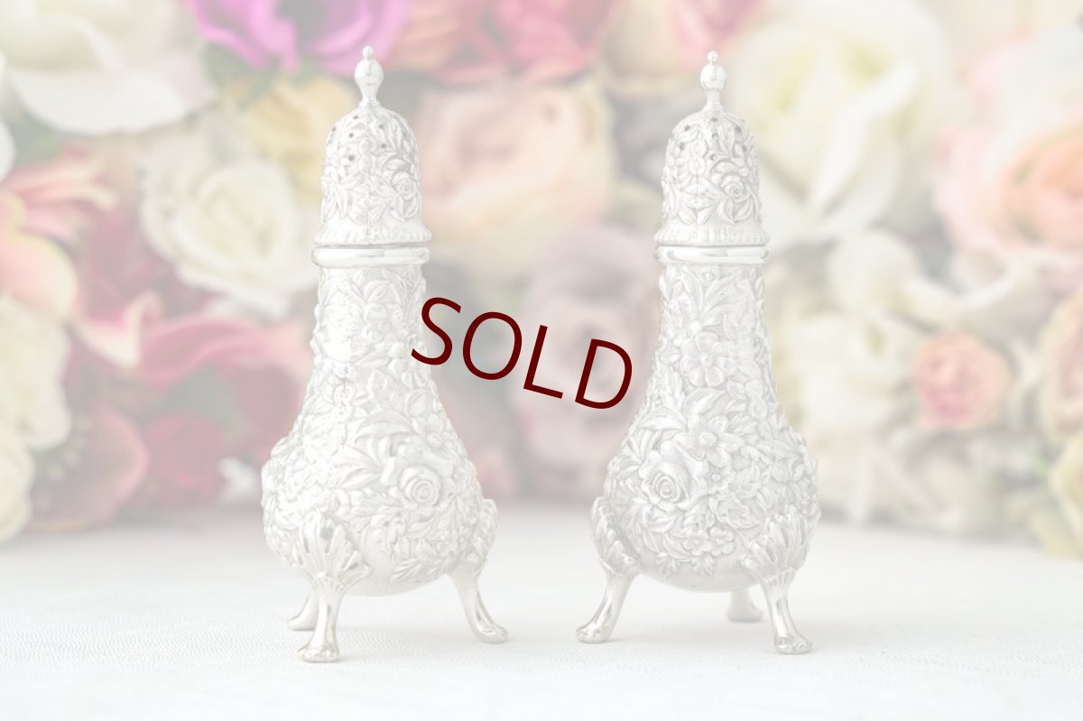 画像1: 純銀製（925）c.1930　アメリカンシルバー　お花のチェイシング　ソルト＆ペッパー (1)