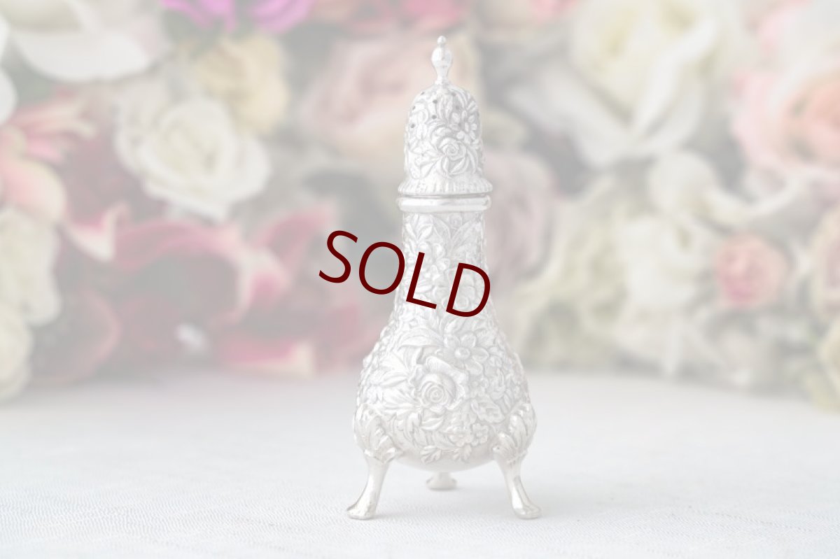 画像2: 純銀製（925）c.1930　アメリカンシルバー　お花のチェイシング　ソルト＆ペッパー (2)