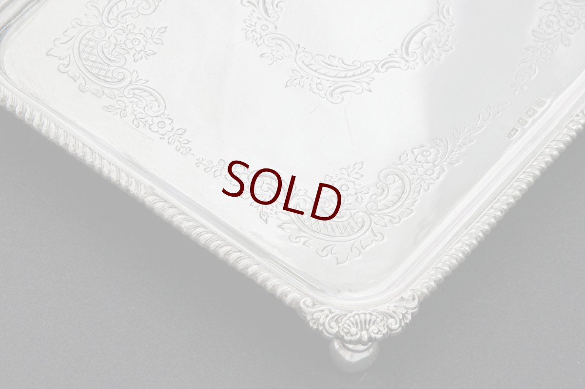 画像2: 純銀製(925)1911年 アンティークシルバー エングレーブド　スモールスクエアサルヴァ (2)