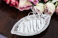 画像1: 純銀製(925) アンティークシルバー 1901年　ガドルーンの縁取り　ピアスワークのトーストラック (1)