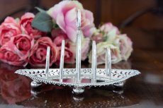 画像4: 純銀製(925) アンティークシルバー 1901年　ガドルーンの縁取り　ピアスワークのトーストラック (4)