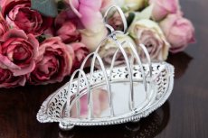 画像2: 純銀製(925) アンティークシルバー 1901年　ガドルーンの縁取り　ピアスワークのトーストラック (2)