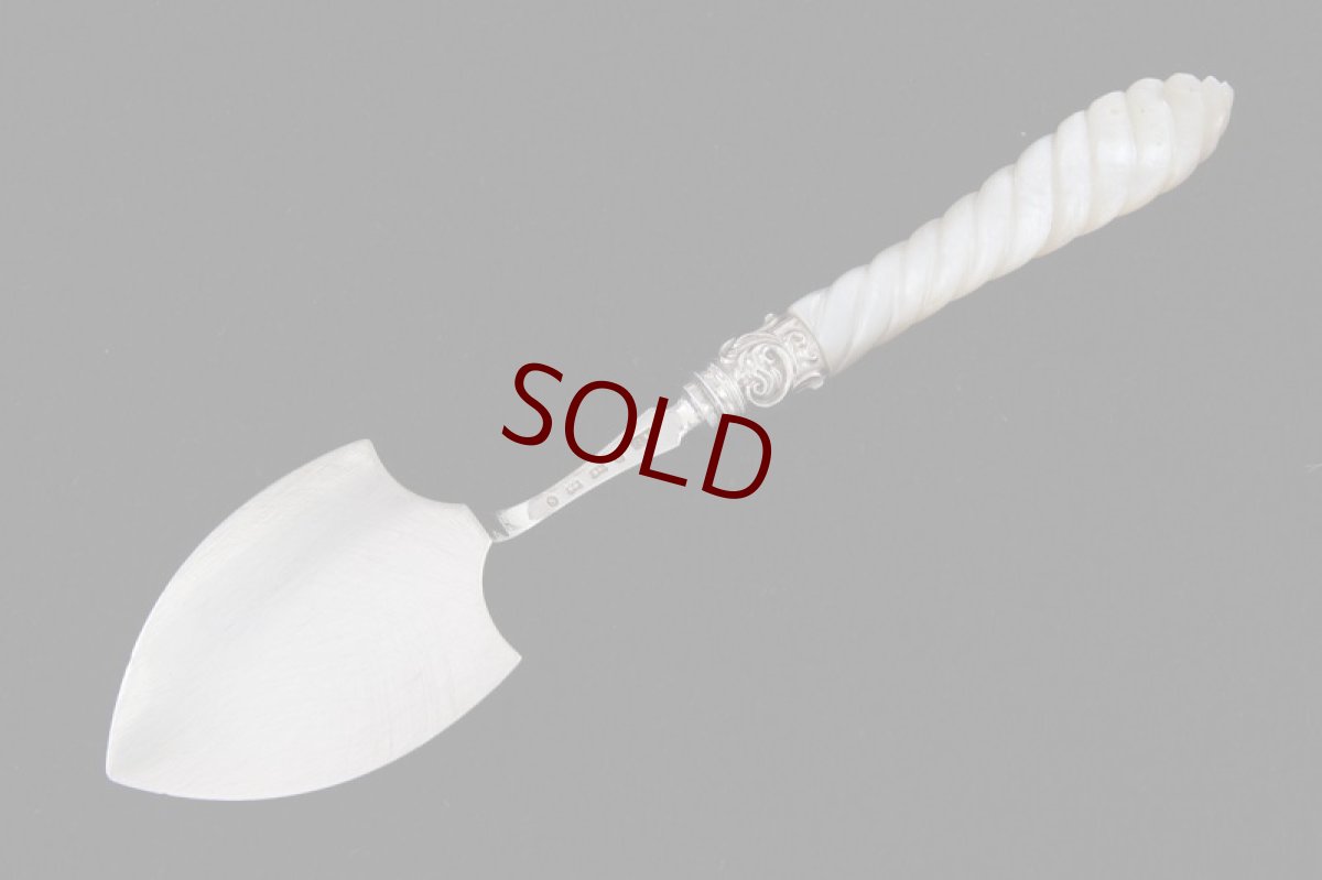 画像3: 純銀製(925)アンティークシルバー1867年　George Unite 白蝶貝ハンドル バターサーバー (3)