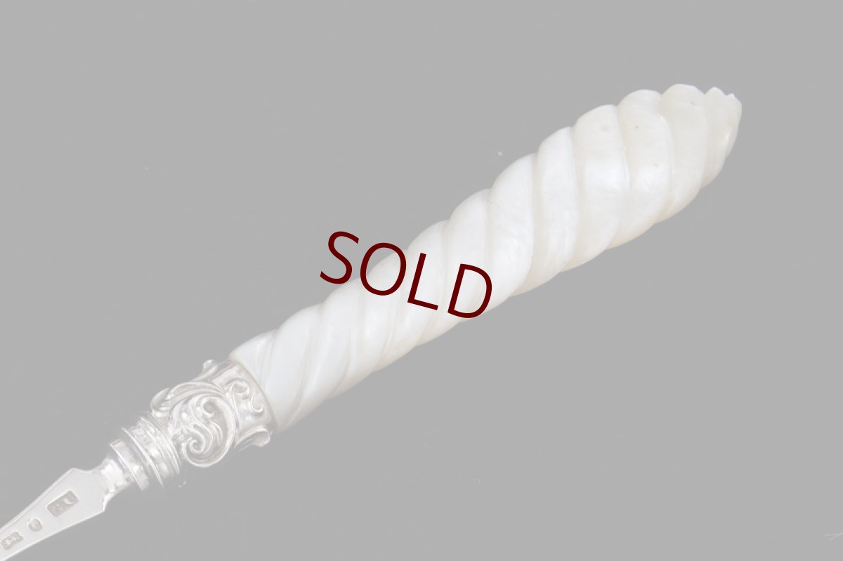 画像4: 純銀製(925)アンティークシルバー1867年　George Unite 白蝶貝ハンドル バターサーバー (4)