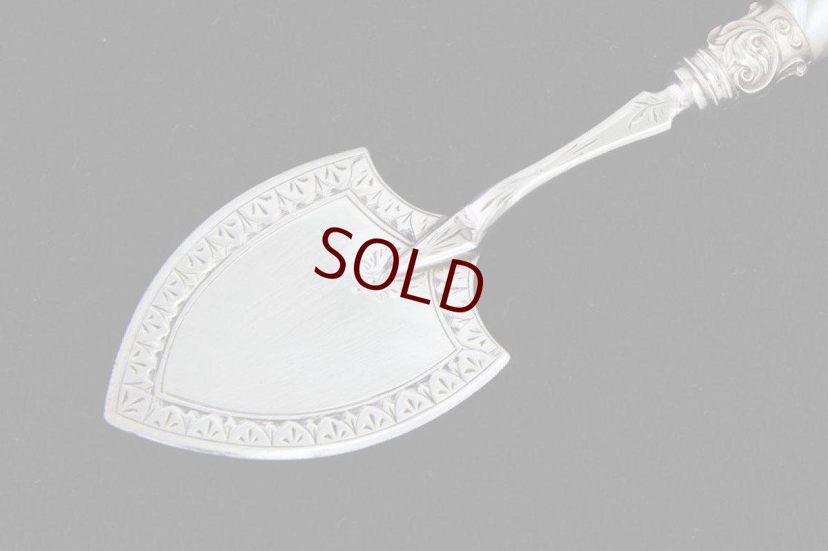 画像2: 純銀製(925)アンティークシルバー1867年　George Unite 白蝶貝ハンドル バターサーバー (2)