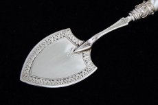 画像2: 純銀製(925)アンティークシルバー1867年　George Unite 白蝶貝ハンドル バターサーバー (2)