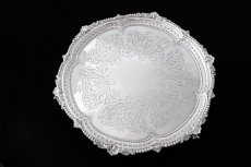 画像1: 純銀製(925) 1873年 Martin,Hall Co. 薔薇とお花の手彫り彫刻 大きめ42.5cmサルヴァ (1)