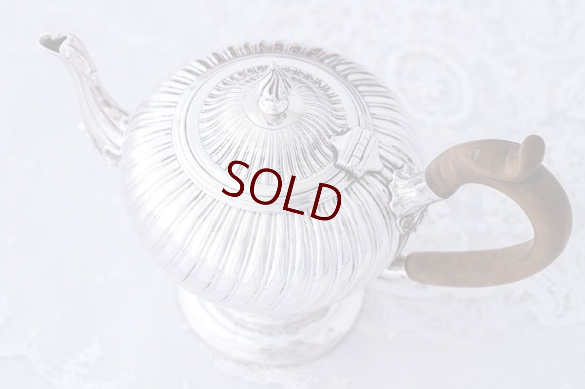 画像2: 純銀製(925)アンティークシルバー 1880年 斜めフリューテッド バッチェラーサイズティーポット (2)