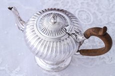 画像2: 純銀製(925)アンティークシルバー 1880年 斜めフリューテッド バッチェラーサイズティーポット (2)