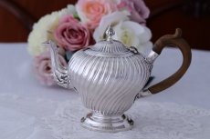 画像4: 純銀製(925)アンティークシルバー 1880年 斜めフリューテッド バッチェラーサイズティーポット (4)