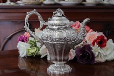 画像12: 純銀製（925）1833年 特級　ジョージアン　お花とスクロールのチェイシング　ティー＆コーヒー4点セット (12)