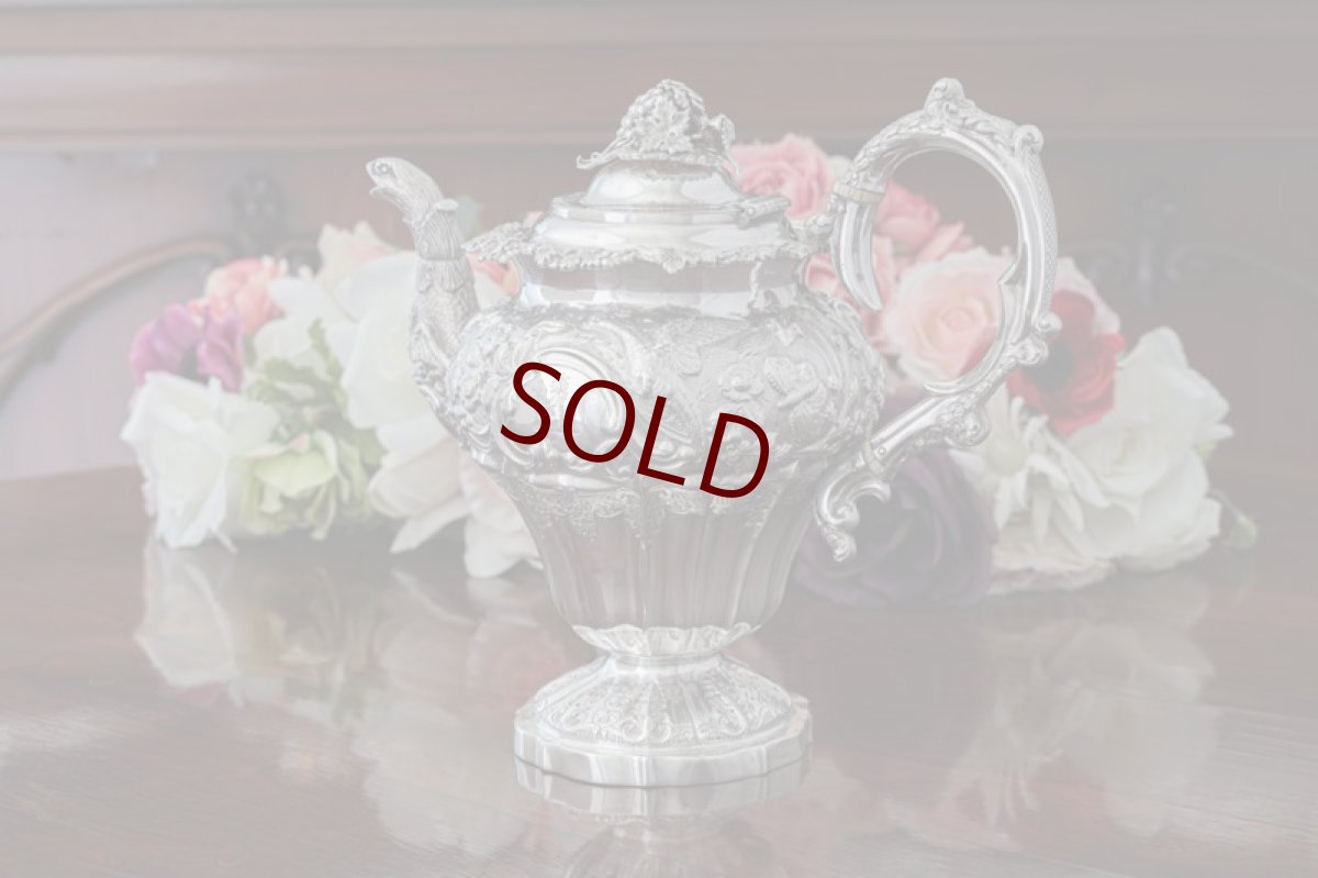 画像4: 純銀製（925）1833年 特級　ジョージアン　お花とスクロールのチェイシング　ティー＆コーヒー4点セット (4)