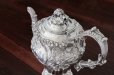 画像16: 純銀製（925）1833年 特級　ジョージアン　お花とスクロールのチェイシング　ティー＆コーヒー4点セット (16)
