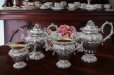 画像2: 純銀製（925）1833年 特級　ジョージアン　お花とスクロールのチェイシング　ティー＆コーヒー4点セット