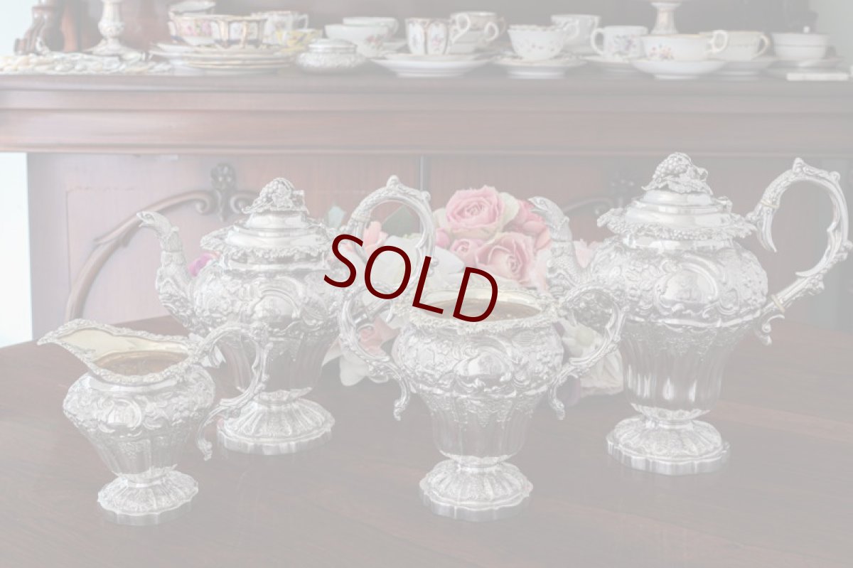 画像2: 純銀製（925）1833年 特級　ジョージアン　お花とスクロールのチェイシング　ティー＆コーヒー4点セット (2)