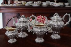 画像2: 純銀製（925）1833年 特級　ジョージアン　お花とスクロールのチェイシング　ティー＆コーヒー4点セット (2)