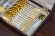 画像1: 純銀製(950) アンティークシルバー フランス製 ファーストミネルヴァ 総金鍍金 ティースプーン12本、シュガートング、ティーストレイナー、ティーキャディースプーンセット (1)
