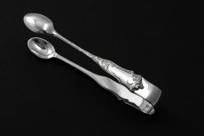 画像4: 純銀製(925)　アンティークシルバー　1903年　エレガントなスクロール装飾　ティースプーン6本、シュガートングセット (4)