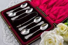 画像2: 純銀製(925)　アンティークシルバー　1903年　エレガントなスクロール装飾　ティースプーン6本、シュガートングセット (2)