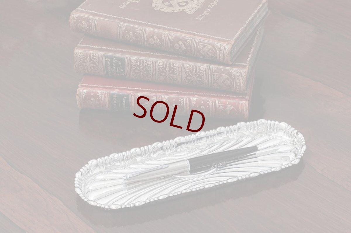 画像1: 純銀製(925) アンティークシルバー 1890年 打ち出し彫刻 ヴィクトリアン ペントレイ (1)