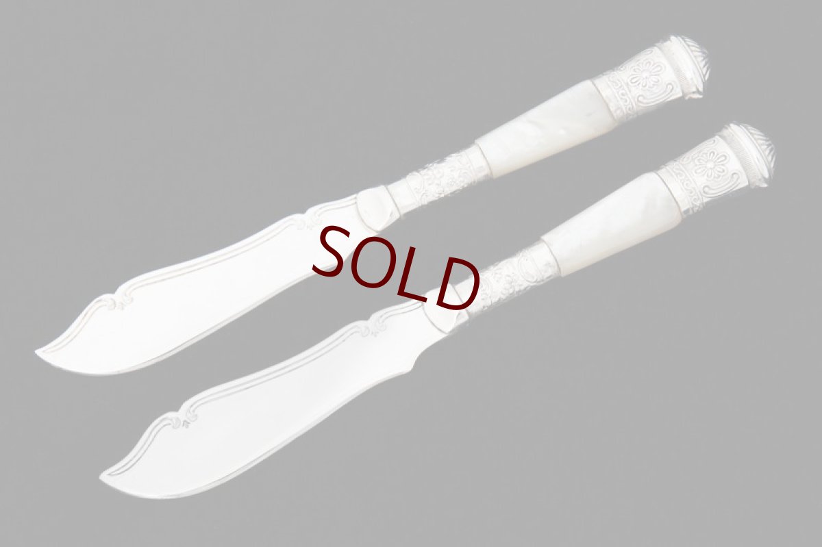 画像1: シルバープレート製 アンティークシルバー 1900年前後 白蝶貝 美装飾 バターナイフ ペアセット (1)