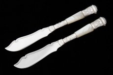 画像1: シルバープレート製 アンティークシルバー 1900年前後 白蝶貝 美装飾 バターナイフ ペアセット (1)