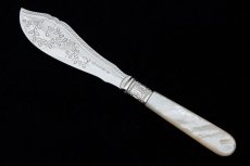画像2: シルバープレート製 アンティークシルバー ヴィクトリア時代後期 白蝶貝 手彫り彫刻 バターナイフ (2)