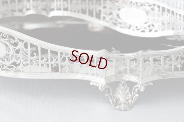 画像9: 純銀製(925) 特級 1911年 マッピン＆ウェッブ 制作 リボンとお花のガーランド彫刻 ハンドカット ギャラリートレイ