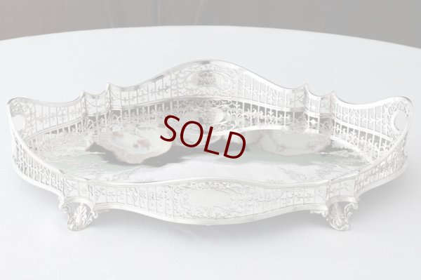 画像12: 純銀製(925) 特級 1911年 マッピン＆ウェッブ 制作 リボンとお花のガーランド彫刻 ハンドカット ギャラリートレイ