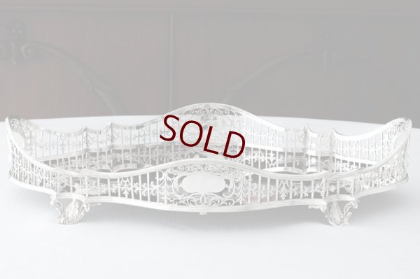 画像2: 純銀製(925) 特級 1911年 マッピン＆ウェッブ 制作 リボンとお花のガーランド彫刻 ハンドカット ギャラリートレイ