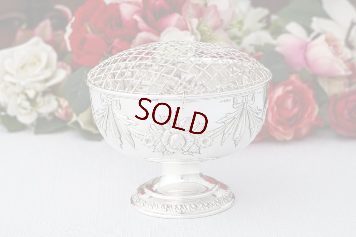 画像1: アンティークシルバー 希少　ヴィクトリア時代後期 リボンと薔薇のガーランド グリル付きローズボウル (1)