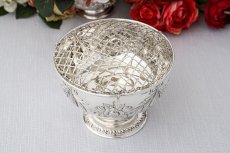 画像2: アンティークシルバー 希少　ヴィクトリア時代後期 リボンと薔薇のガーランド グリル付きローズボウル (2)