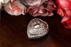 画像1: アンティークシルバー 純銀製(925) ヴィクトリアンロココ ハートのリングボックス (1)