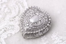 画像2: アンティークシルバー 純銀製(925) ヴィクトリアンロココ ハートのリングボックス (2)