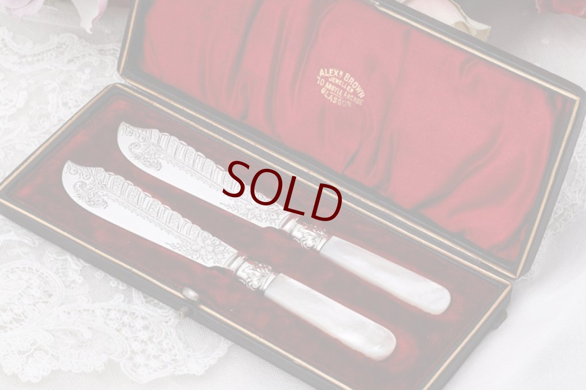 画像1: シルバープレート製 アンティークシルバー 1897年以前　白蝶貝 美装飾 バターナイフ ペアセット (1)