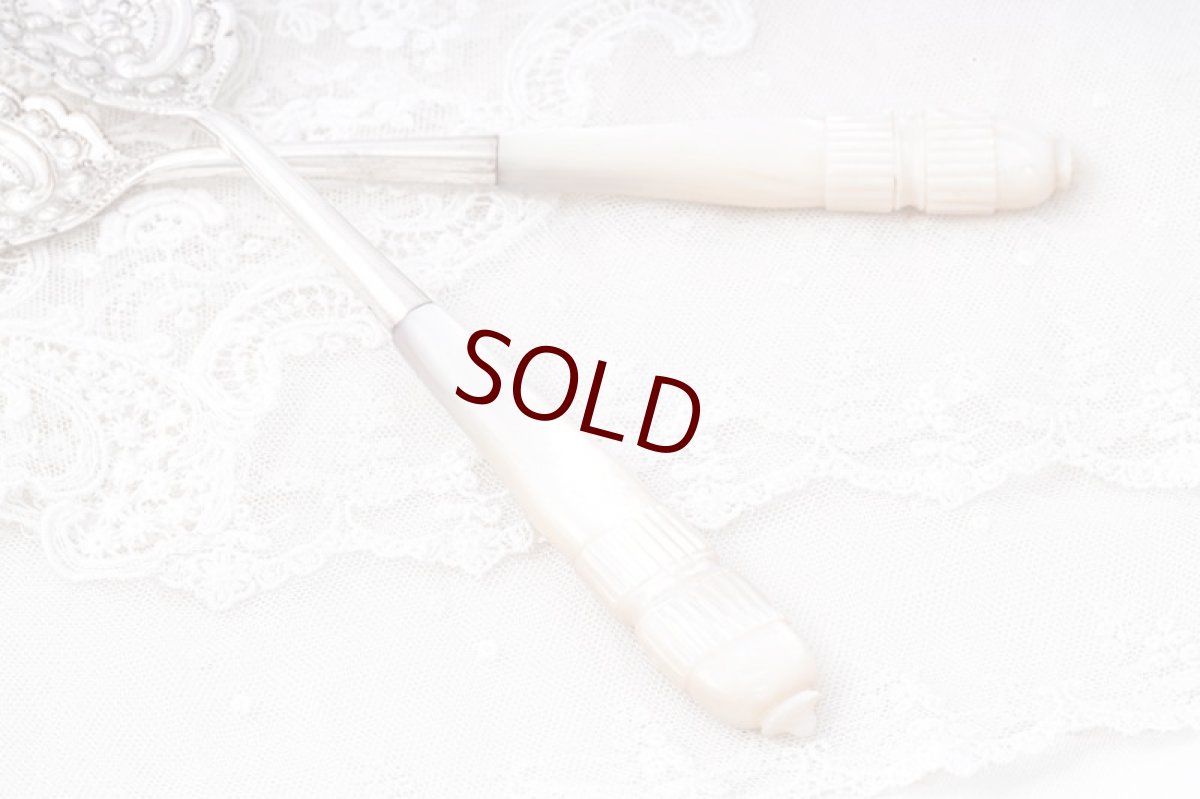 画像5: アンティークシルバー、純銀製 Walker & Hall  白蝶貝 デザートサービングスプーンペアセット (5)